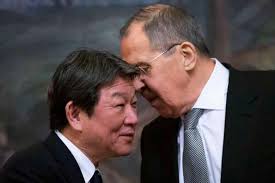 Sergueï Lavrov avec le Ministre japonais des Affaires étrangères Toshimitsu Motegi, index