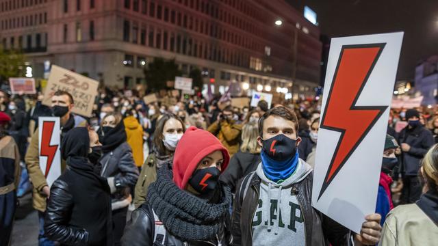POLOGNE Le symbole de leur révolte est une foudre rouge. Ici, le 30 octobre à Varsovie.[Wojtek RADWANSKI AFP]